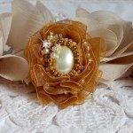 Reflets de Rosée ring embroidered with pearly pearls and a Fauve colored organza ribbon